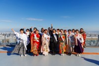 あべのハルカスで新成人が階段を登るハルカスウォーク開催