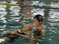 サギヌマスイミングクラブが小学校で水着状態の水難事故対処授業を実施