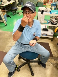 トリオが猛暑の工場で働く従業員へハーゲンダッツを配布