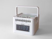 推しの声で目覚め眠る「聴く推し活」を提案、充電式CDクロックラジオ「CD-CLR4J」発売