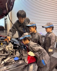 学童ホテルと神戸マツダが連携、小学生向け整備士体験イベントを開催