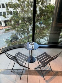 東京ポートシティ竹芝で広告視聴型ワイヤレス充電の実証実験を開始