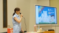 新井恵理那さんが聖ヨゼフホームで絵本読み聞かせとアナウンサー体験を実施