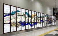 JR上野駅の大型ステンドグラス「昭和六十年春 ふる里・日本の華」が新幹線改札内に移設