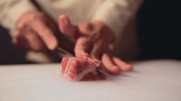 荒木町 鯨びとが冷凍なしの生鯨肉を提供