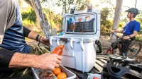 PELICAN DEALERがなんばソトフェスに初出展、防水ケースやクーラーを販売
