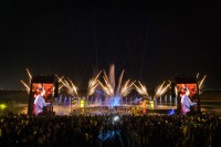 ヤス島、Disneyテーマパーク・リゾートの発表を記念し、記録破りのドローン・ショー、ランドマークのライトアップ、ライブ・パフォーマンス、壮大な花火ショーを開催