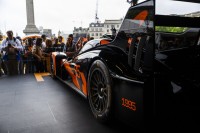 DP WORLDのスマート物流ネットワーク、McLARENのレーシングカーをトラファルガー広場のファンのもとへ搬送