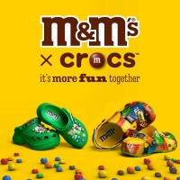 M&M'S®とCrocs、限定コレクションを発表：ファッションと遊び心の融合