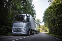 ボルボ・トラックは、CO2排出量を削減し脱炭素化を加速するさまざまな新しいパワートレーンであるグローバル製品を発売すると発表しました。