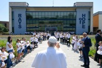 Pope Leo XIV、パヴィアのCNAOで小児患者を抱擁
