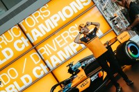 VeloとMcLaren Mastercard Formula 1® Team、Lando NorrisとOscar Piastriの最新撮影の舞台裏を捉えた画像を公開