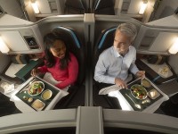 Alaska AirlinesとHawaiian Airlinesが、国際線スイート席のお客様向けに、シェフ監修の新メニューとプレミアムワインプログラムを導入