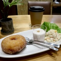 【静岡県熱海市】ドーナツで輪をつなぐ“泊まれるカフェ” 「伊豆の海」×「studio.kitchen Chill(チル)」