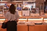 「出水ぽすか企画展」が銀座蔦屋書店で開催中！ 『約束のネバーランド』作画担当イラストレーターのオリジナル作品を展示