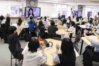 「グミの魅力と可能性について」 日本グミ協会あいうえお会長が中学生に向けた“グミの特別授業”を実施