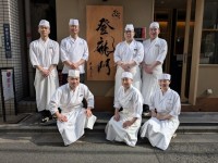 鮨 銀座おのでら 登龍門が「鮨職人偏見ネタ」を紹介！3月8日（土）の国際女性デーには「鮨職人偏見ネタ」漢字湯呑みを先着50名様にプレゼント