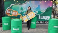アイルランドの文化とともに特別なウイスキー体験を！モデルの蒼瀬くるみが、アイリッシュウイスキー『THE BUSKER』を初体験