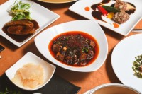 「四川料理・薬膳火鍋 花椒庭 広尾本店」が、あえて”火鍋なし”で勝負する人気メニュー大集合の新コース