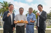 サステナブルな新ご当地グルメ「勝浦ブルーバーガー」を試食！ 未利用魚を使った“さんが焼きバーガー”の味わいは？