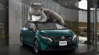 日産に“3メートルの猫”出現！ 水川かたまり脚本ドラマ公開記念で愛称募集キャンペーン開催