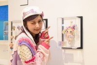 イルメールの旗艦店が移転オープン！ イーマリーちゃんの巨大フィギュアに人気クリエイター・しなこも感激