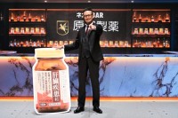 バーテンダー姿の松岡昌宏が華麗なシェイカー捌き！ 原沢製薬「ネオレバルミン錠」新CMが放映開始