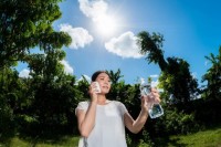 水分補給だけでは、実は安心できない？ いま警戒すべき「雨季化熱中症」とは