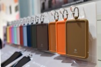選べる16色、カラビナ付きでカバンの外に付けて持ち運び可能！ iFaceの新製品「SafePaq 半固体モバイルバッテリー」発表会開催