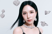 MINA(TWICE)らが参加！　ブシュロン・ホリデーキャンペーン　「GATES OF WONDERS」スタート！！