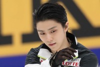 本日発売『G.O.A.T 羽生結弦カレンダーブック』　羽生選手の写真を毎日楽しめる！　発売記念パネル展も開催中！！