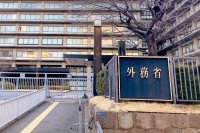 外務省職員(62)現行犯逮捕　電車内で『女性の体・8分触る』　職員は「故意で触ったつもりはない」