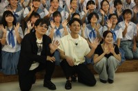 妻夫木聡＆広瀬すず　那覇中学校をサプライズ訪問！　映画『宝島』全国キャラバン！！　妻夫木「素直な気持ちに触れて本当に嬉しかった」