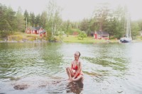 長濱ねる『セカンド写真集』　笑顔満開の水着ショット公開！！　長濱「フィンランドの海に岩場から何度も飛び込みました！」