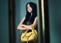 MINA(TWICE)　 伝説のイットバッグ『フェンディ スパイ』　「ソルベイエロー」着用！！