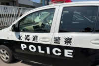 駐車場から『軽自動車』盗む　小学校教諭(24)逮捕　自宅近くの海岸に【車を放置】