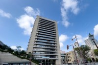 女性のスカート内『約50回盗撮』　市立小学校教諭(60)懲戒免職　「駅や電車内、店舗で…」