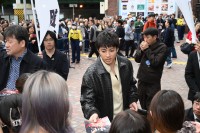 山田裕貴×佐藤二朗【新宿でゲリラチラシ配り】　映画『爆弾』　山田「今年とんでもない衝撃を生む作品になる…」