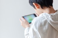 急増する近視パンデミック、小学生の2人に1人が近視の時代。目の健康を守る新習慣とは