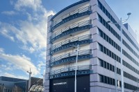 路上で『女性にわいせつ行為』、校内で【生徒の体・複数回触る】　「市職員＆男性教諭」停職処分に…