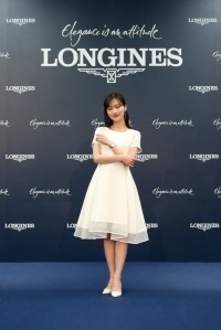 山下美月 来場！　『ロンジン アーカイブ展』　山下「より強い女性になるために格闘技を習いたい」