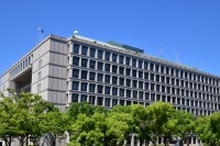 『女性従業員の裸』を【複数回盗撮】　市立中学校教師(26)懲戒免職　「カバンにスマホ」を仕込み…