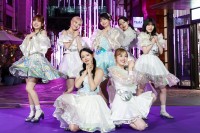 ME:I、デビュー2周年を赤坂のイルミで祝福！初の点灯式で「Galaxyファッション」披露＆サプライズライブ