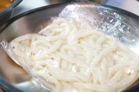 計823人分『給食のソフト麺』届かず…　給食開始も【1時間以上遅れ】　市教委は「配達員が体調不良」