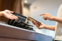 「人手不足倒産」が過去最多の衝撃。キャッシュレス決済は店舗の“救世主”となれるか