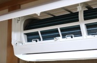 梅雨の天敵“エアコンのニオイ” 7割以上が「対策なし」の実態、6月末の「半晦日小掃除」がトレンドに？