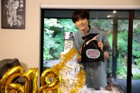 【松村北斗】撮影現場で誕生日祝い！　土ドラ『告白』　松村「本当に嬉しいです」