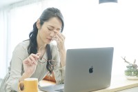 スマホ時代に見直される「眼鏡の選び方」、度数だけでは解消できない目の負担とは