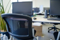 職場の生成AI、「利用」54.6％もルール浸透は15.1％　管理外AIを使う従業員「いる」も3割