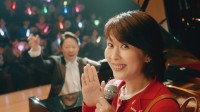 阿部サダヲ、新TVCMでピアニストに　松たか子をステージに招き“デュエット”披露